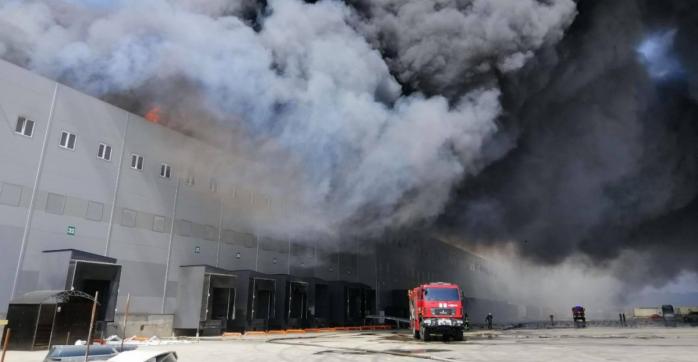 На складах під Одесою спалахнула масштабна пожежа, фото: ДСНС