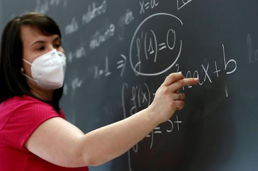 Невакцинированным учителям планируют уменьшить зарплату в Греции. Фото: http://pplus.in.ua/