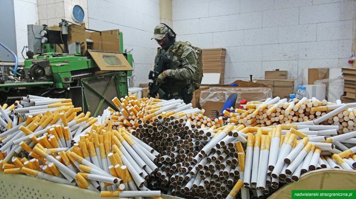 Украинцев задержали на нелегальной фабрике сигарет в Польше. Фото: «Польское радио»