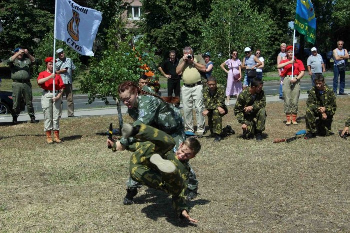 Донецькі терористи влаштували виступ підлітків у формі десантних військ, фото: ЗМІ сепаратистів