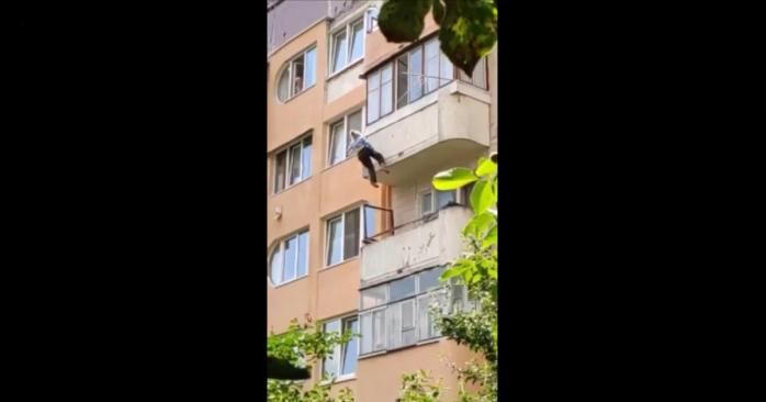 Жительница Тернополя едва не упала с четвертого этажа, скриншот видео