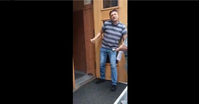 Чоловік з гранатою погрожує підірвати Кабмін, скріншот відео
