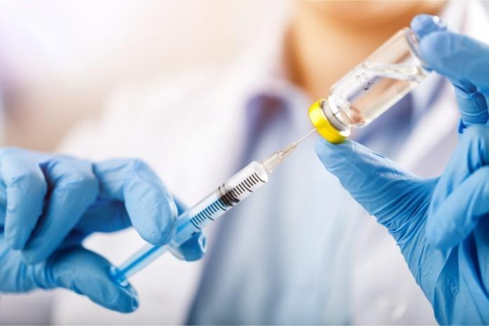 Шанси заразитися COVID-19 у вакцинованих людей підрахували вчені. Фото: Слово і діло