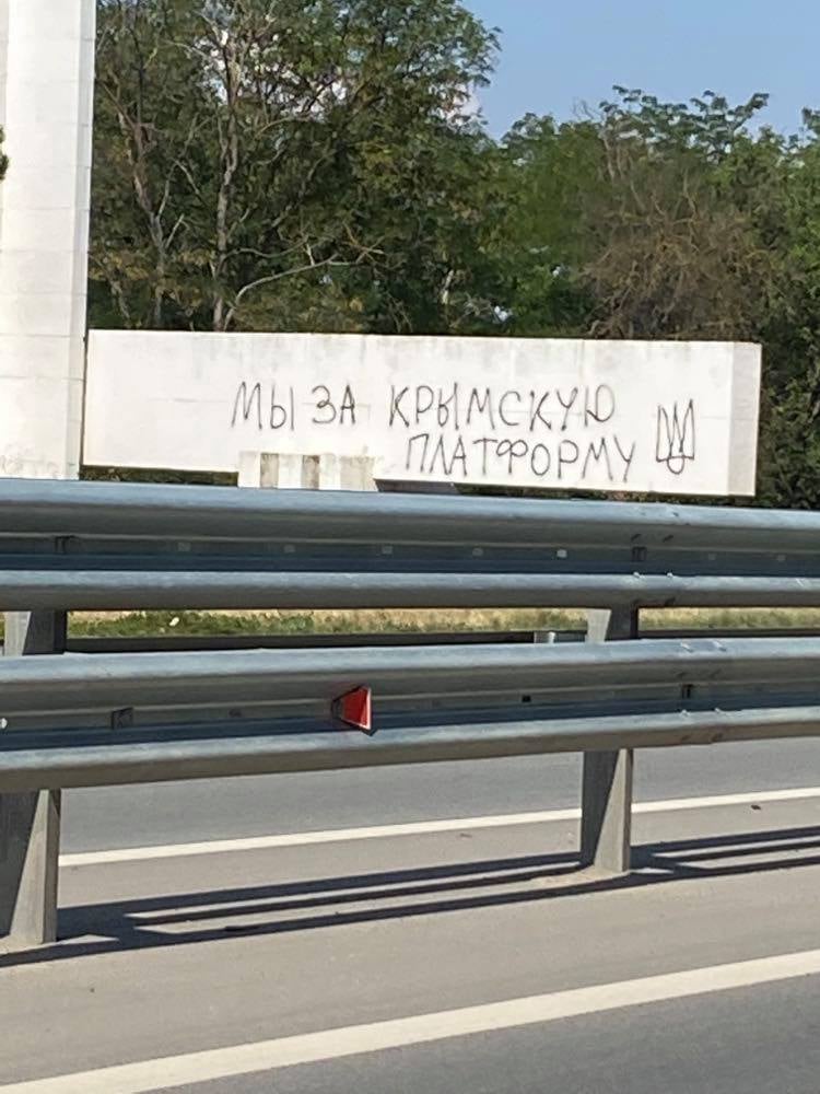 Надписи в поддержку «Крымской платформы» в Симферополе. Фото: Рефат Чубаров в Facebook