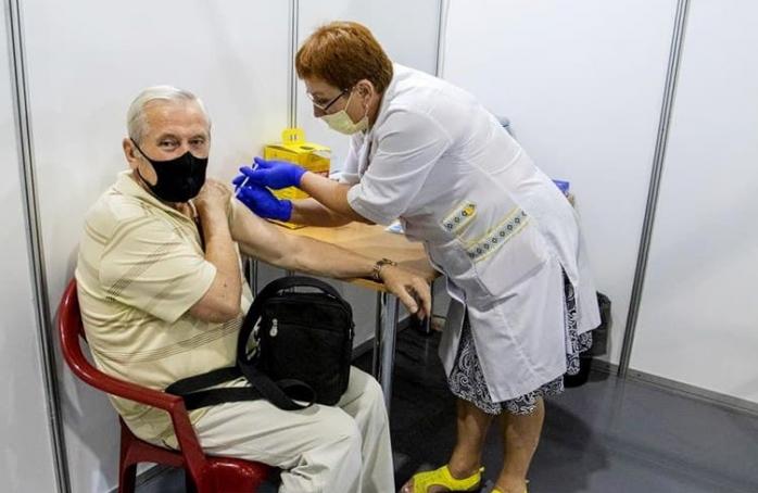 Рекордні 170 тис. осіб вакцинувалися за добу, тисяча українців захворіли