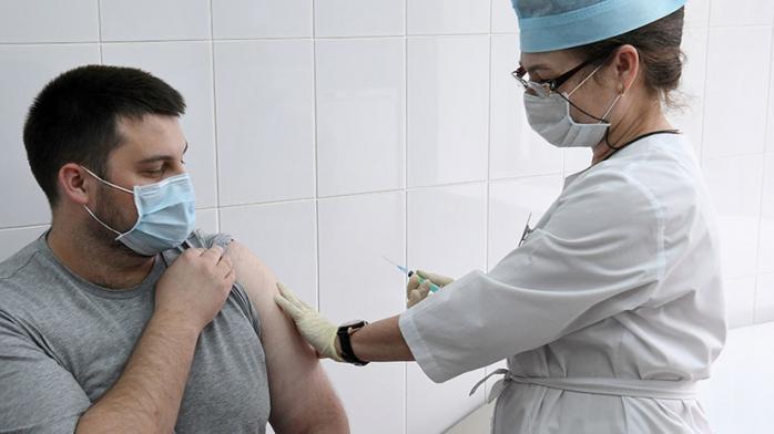 COVID-вакцинація знижує ризик госпіталізації в 15 разів. Фото: rt.com