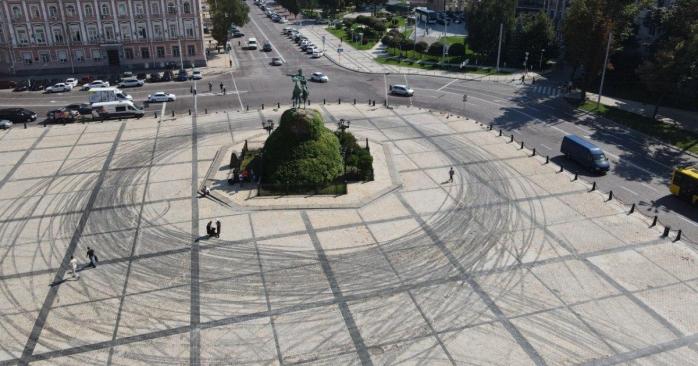 Последствия дрифта на Софийской площади, фото: КГГА