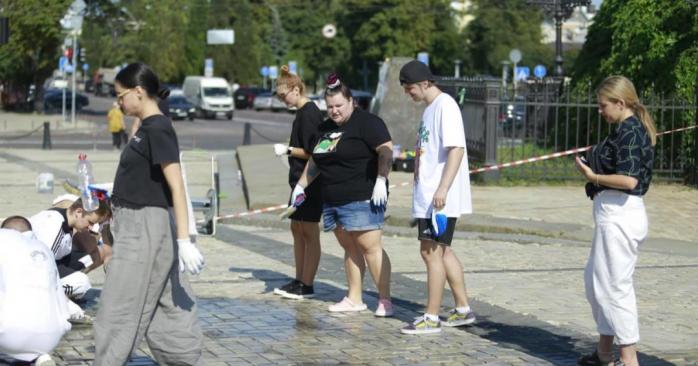 Отмывать Софийскую площадь после дрифта начали волонтеры и Alyona Alyona. Фото: «Укринформ»