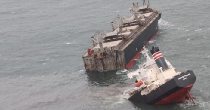 Crimson Polaris раскололся у берегов Японии, фото: The Maritime Executive, Japan Coast Guard