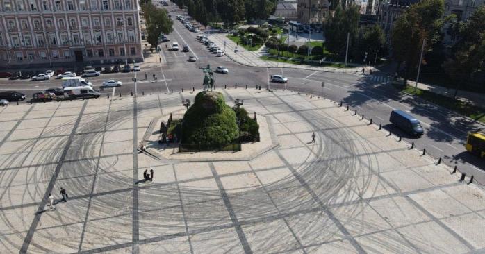Наслідки дрифту на Софійській площі, фото: КМДА