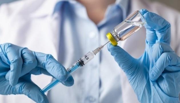 Появление тромбов после вакцины AstraZeneca остановили в Британии – что помогло