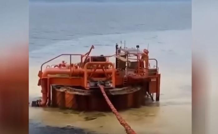 Розлив нафти у Чорному морі - гігантська пляма прямує до Криму з РФ