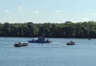Військові кораблі в Києві помітили на Дніпрі. Фото: Главком