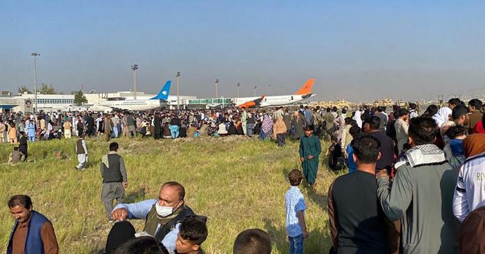В аеропорту охочі втекти з Афганістану штурмують літаки. Фото: 