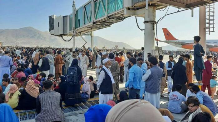 Афганцы бегут от талибов на шасси американских самолетов