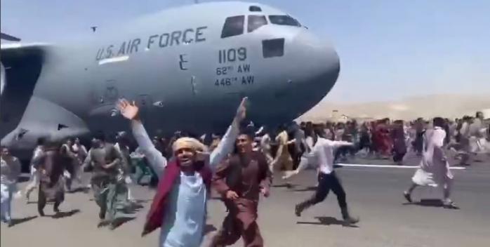 В Афганистане остается около 50 украинцев, вылеты из Кабула приостановлены