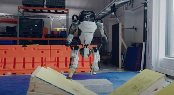 Гуманоидных роботов Atlas научили эффектному паркуру. Скриншот с видео