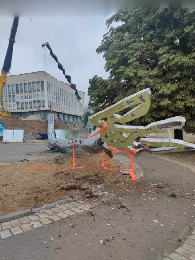 Гигантский 70-метровый флагшток упал в Херсоне. Фото: Виталий Богданов в Facebook