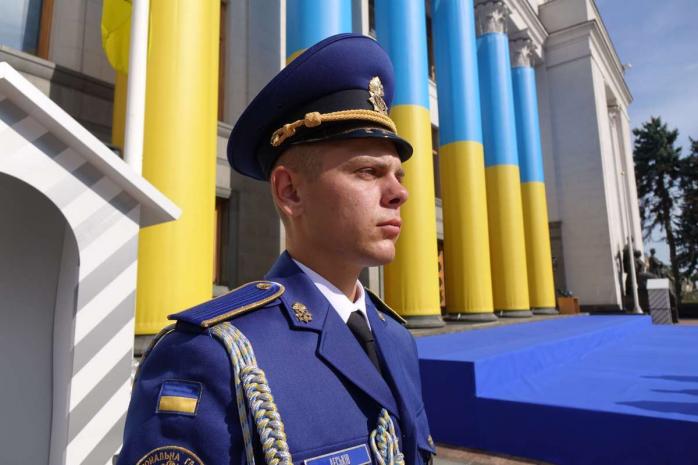 Будівлю Ради вперше огорнули в прапор Незалежності України. Фото: Верховна Рада