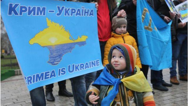 Каким украинцы видят политическое будущее Крыма. Фото: BBC