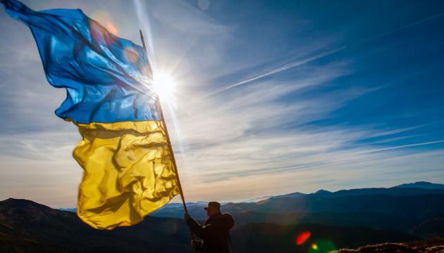Український прапор підняли над окупованим Кримом. Фото: Укрінформ