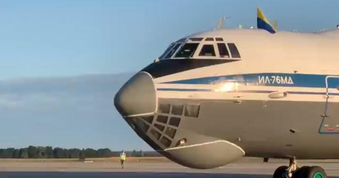 В Киеве сел самолет с эвакуированными из Афганистана, скриншот видео