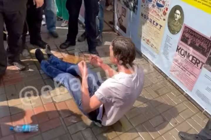 Під час параду на Хрещатику чоловік вчинив самопідпал, скріншот відео 