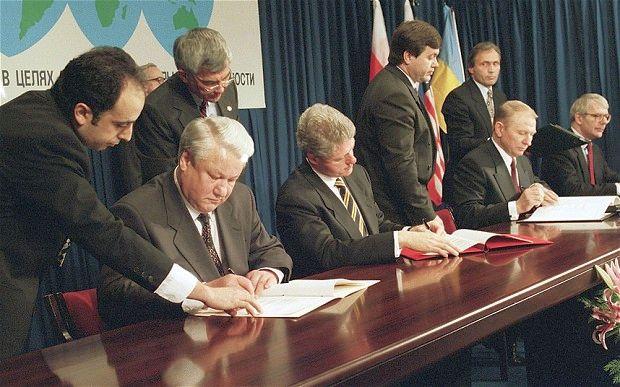 Куда же наши гаранты подевались? Ющенко «разбомбил» Будапештский меморандум