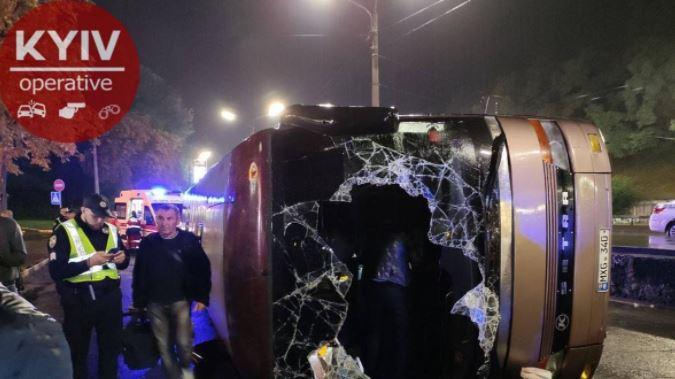 Автобус с пассажирами перевернулся в Киеве, есть пострадавшие. Фото: Телеграм