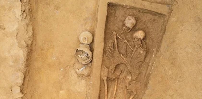 Влюбленные в вечных объятиях – необычное захоронение обнаружили археологи. Источник: Qian Wang