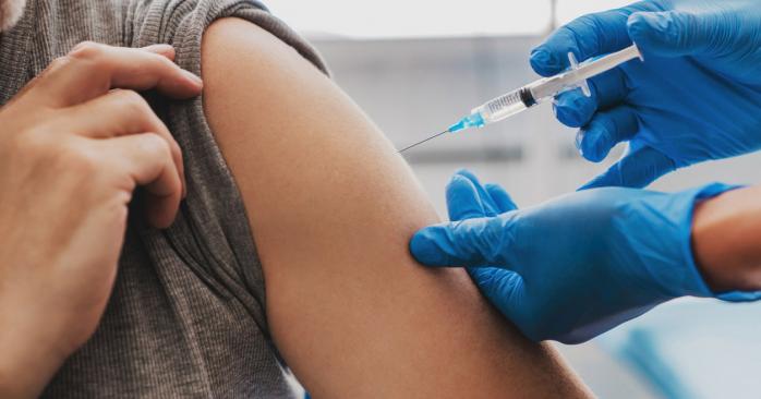 Житель Колумбії вакцинувався чотирма COVID-препаратами. Фото: rg.ru