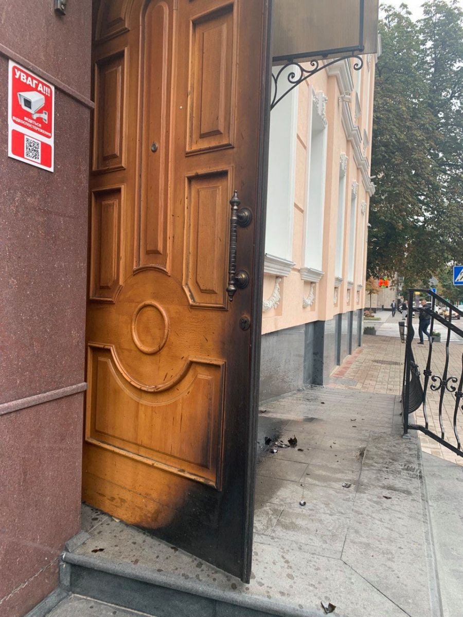 «Коктейль Молотова» прилетел в офис омбудсмена в центре Киева