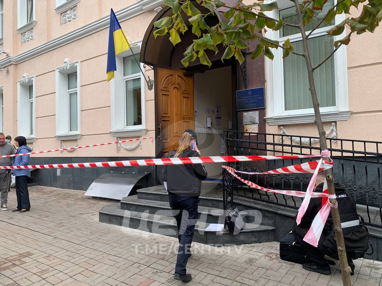 «Коктейль Молотова» прилетел в офис омбудсмена в центре Киева