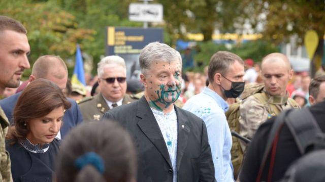 Нападение на Порошенко. Фото: BBC