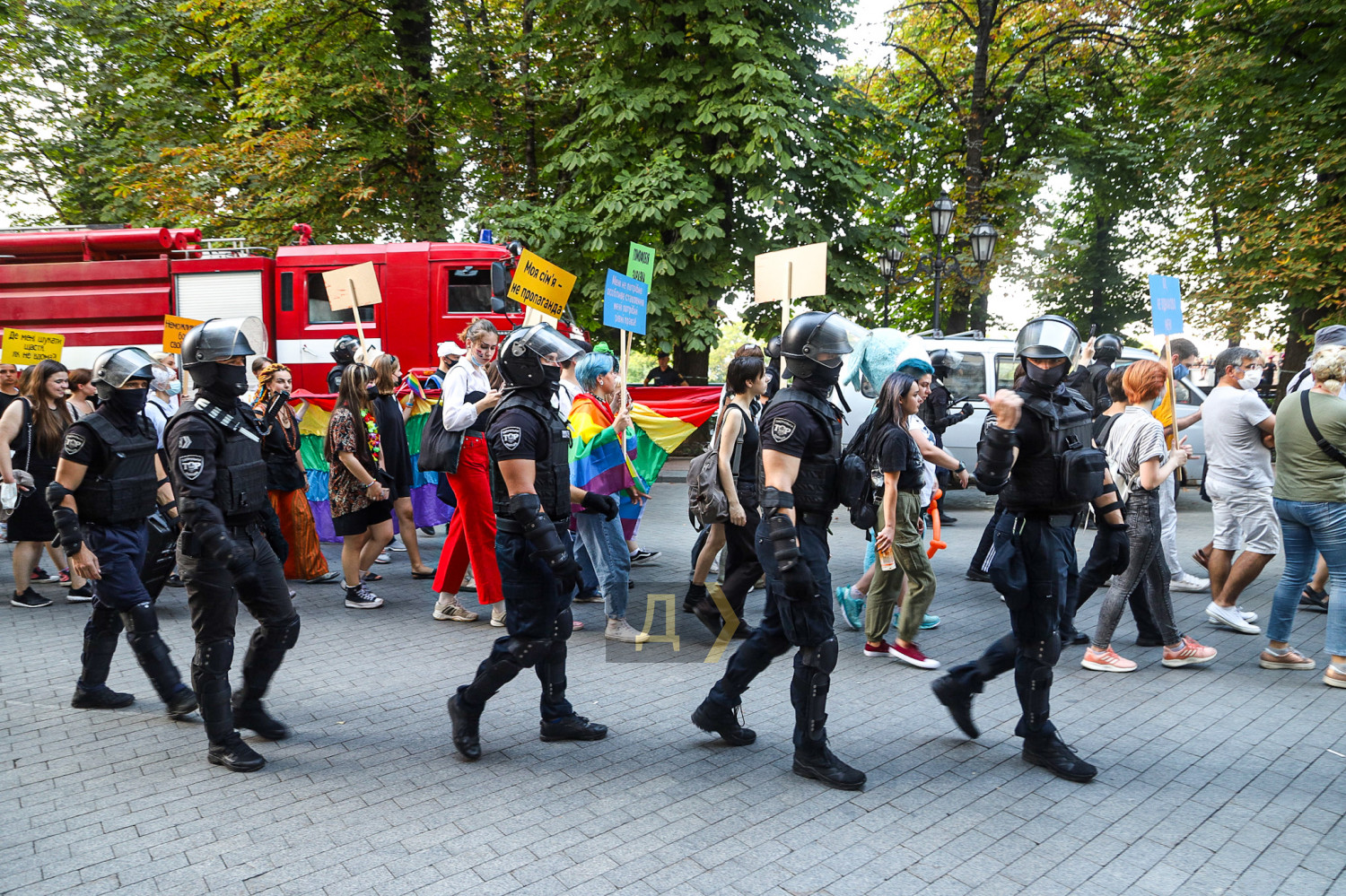На ЛГБТ-марш в Одесі напали, поліція виклала суперечливе фото затриманих