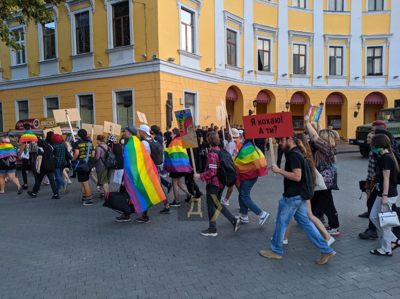 На ЛГБТ-марш в Одесі напали, поліція виклала суперечливе фото затриманих