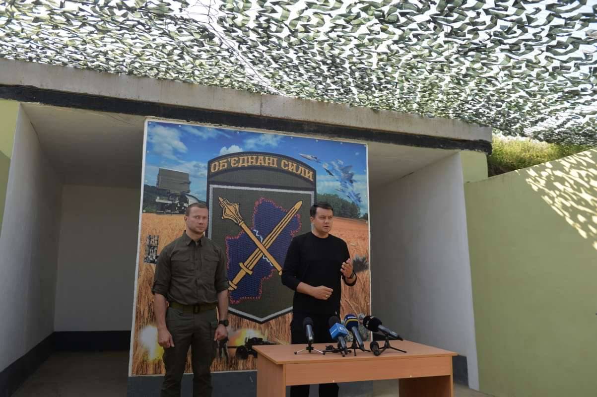  Разумков на фронте пообещал не молчать на обстрелы боевиков, фото - Рада 