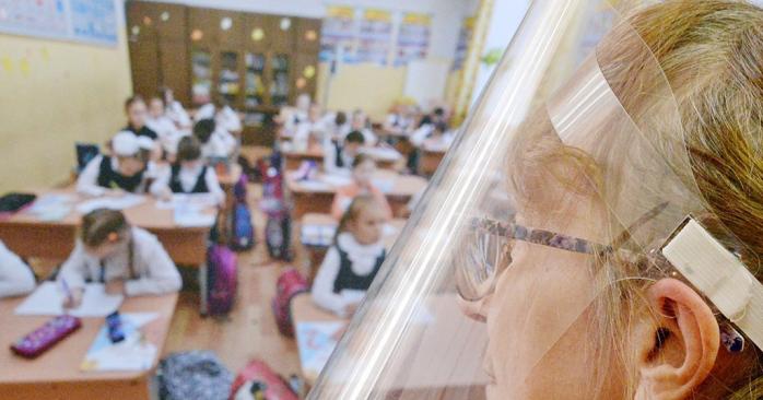 Проводити уроки в захисних щитках порадило вчителям МОЗ. Фото: oblgazeta.ru