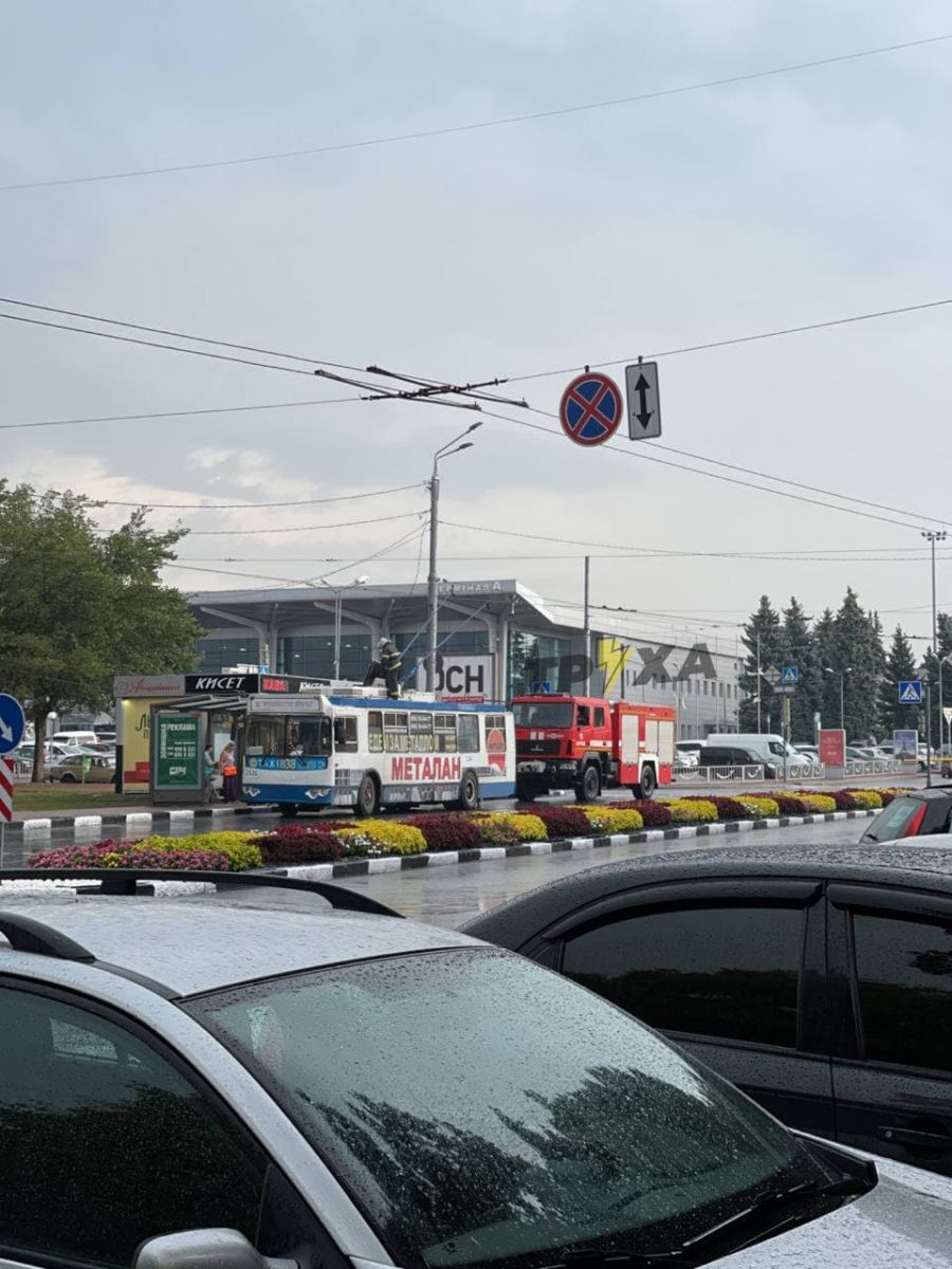 В Харькове молния ударила в троллейбус. Фото: Telegram-канал «Труха»