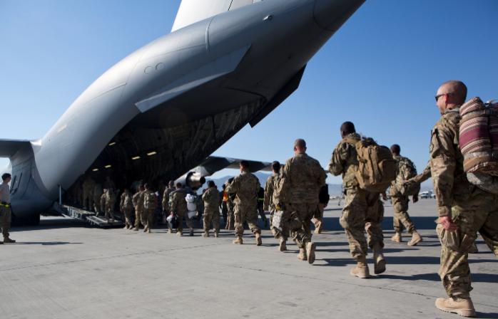 Таліби допомагали США під час евакуації в аеропорту Кабула — CNN