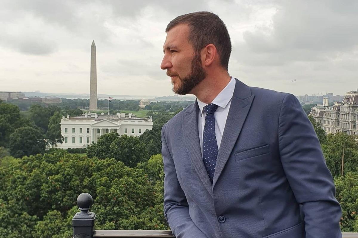 Сергей Никифоров на фоне Монумента Вашингтону. Фото: sergii.nykyforov в Инстаграм