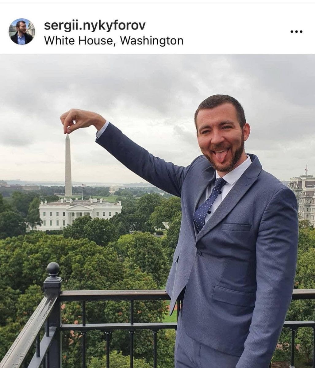 Сергей Никифоров на фоне Монумента Вашингтону. Фото: sergii.nykyforov в Инстаграм