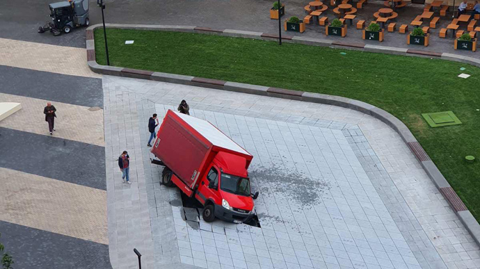 Вантажівка зруйнувала фонтан. Фото: Київ оперативний