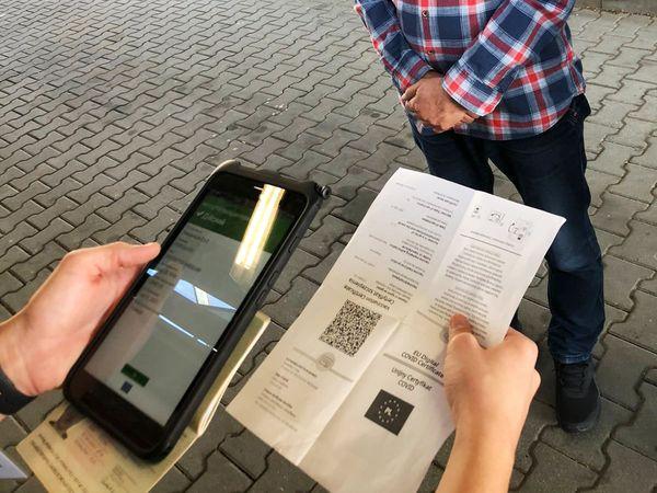 Пограничники показали устройства для считывания Covid-сертификатов, фото - МВД