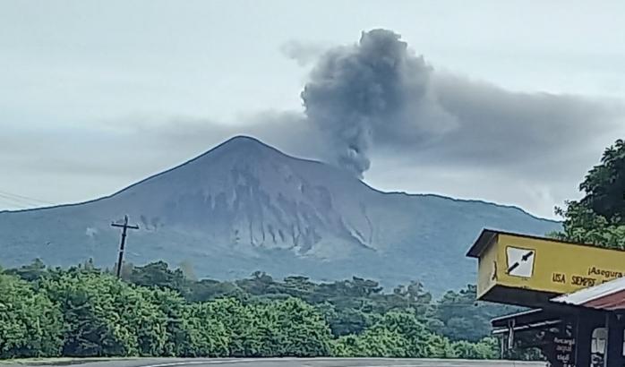 Вулкан в Нікарагуа влаштував попелопад - апокаліптичне відео