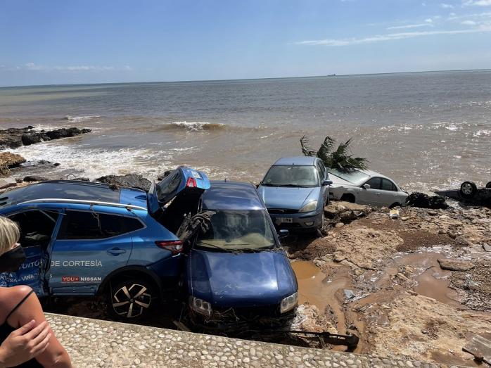 Внезапное наводнение смыло в море десятки автомобилей в Каталонии