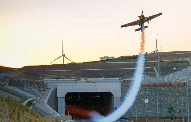 Пілот вперше пролетів через автомобільні тунелі на літаку. Фото: Red Bull