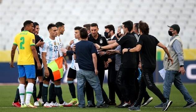 Під час матчу Бразилія – Аргентина футболістів затримала поліція. Фото: AP Images