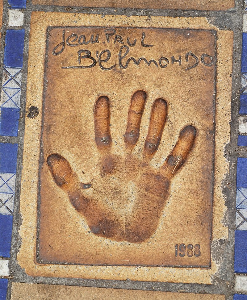 Отпечаток руки Бельмондо на тротуаре перед Дворцом фестивалей и конгрессов в Каннах, фото: «Википедия»