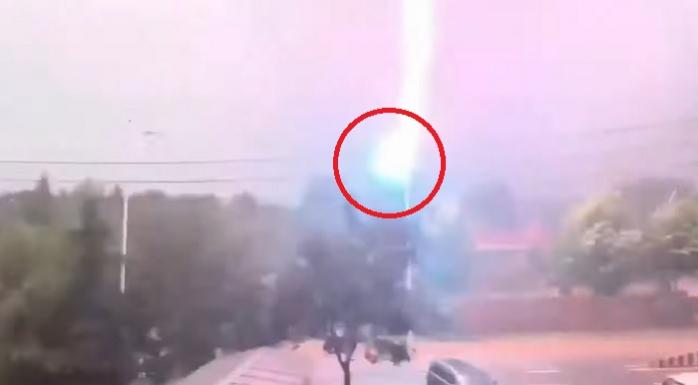 Молния за несколько секунд 12 раз попала в столб в Китае